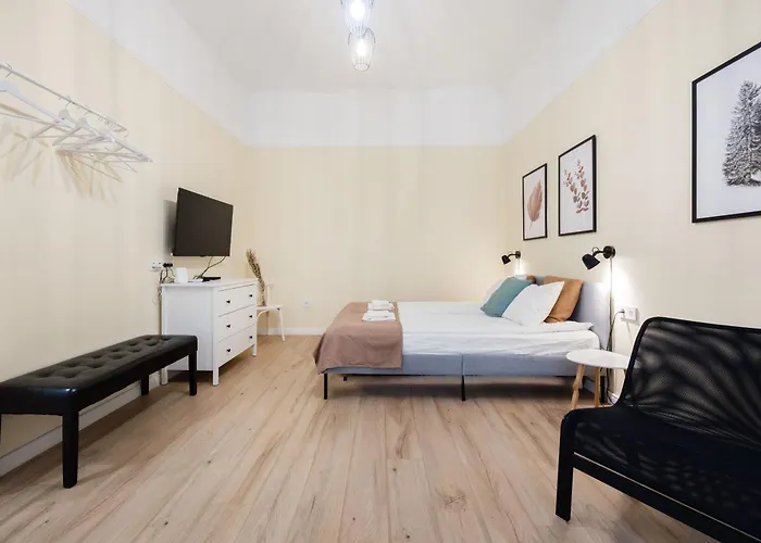 Perfectly Compact - Two Bedrooms With Ac & Parking